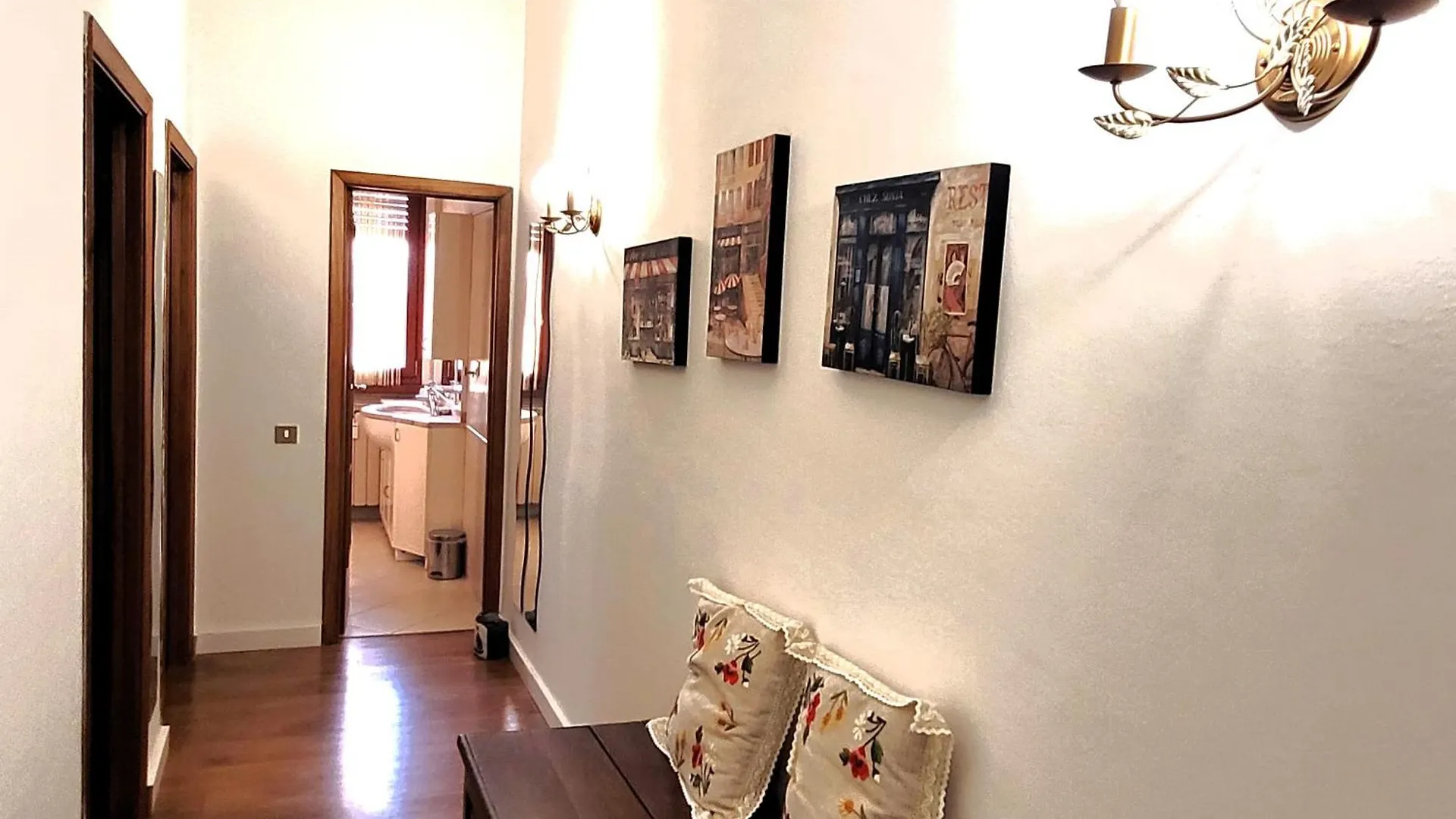 Firenze Home Away - Pape'S Cozy Apartment, Near Airport - 14 Min From City Center-10 Minutes Walk From The Baker Hughes Apartment